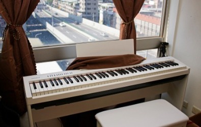 琴房租借：可租借樂器 : Roland FP-30，琴房窗外有景色，心情愉悅