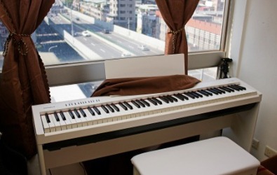 琴房租借:可租借樂器 : Roland FP-30,琴房窗外有景色,心情愉悅